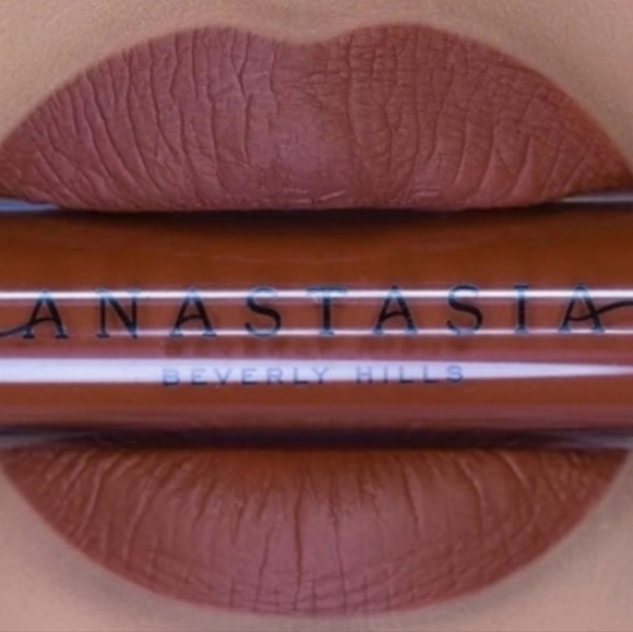 Anastasia Beverly Hills Other - 🔹️HP🔹️Anastasia Beverly Hills Matte liquid shade: in between